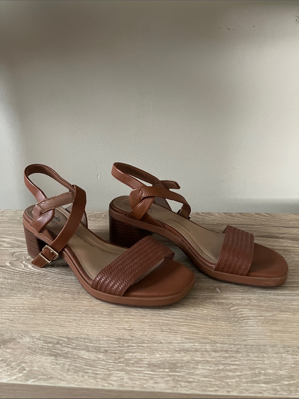 CLARK’s Women’s Chunky Heel Sandals size 8